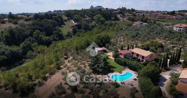 Negozio/locale commerciale in commerciale in Via Cipollone 1