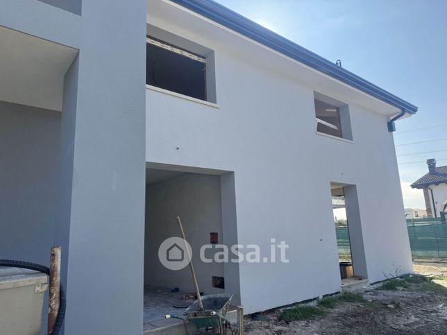 Casa bi/trifamiliare in residenziale in 
