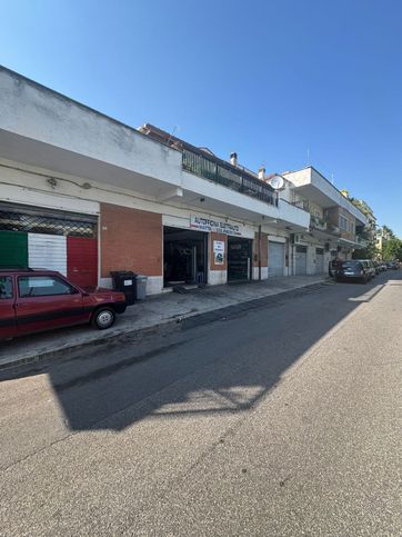 Negozio/locale commerciale in commerciale in Via Visintini