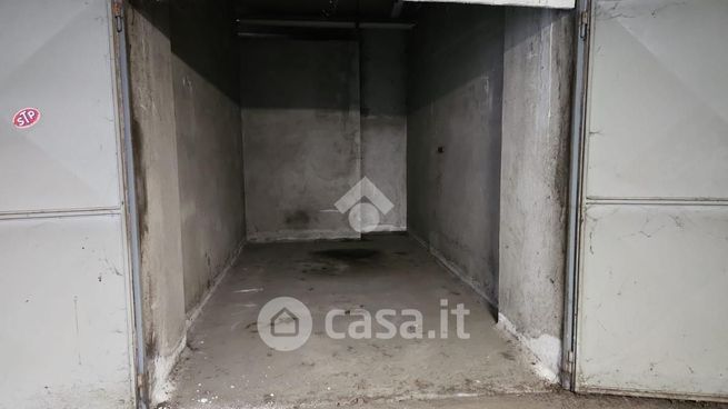 Box/posto auto in residenziale in Via Newton 15 /a