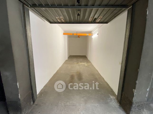 Box/posto auto in residenziale in Via Madonnina del Grappa 49
