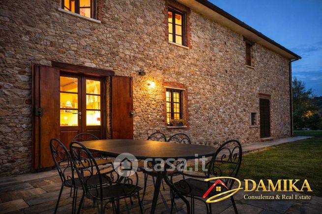 Casa bi/trifamiliare in residenziale in Via Duca D'Aosta 1