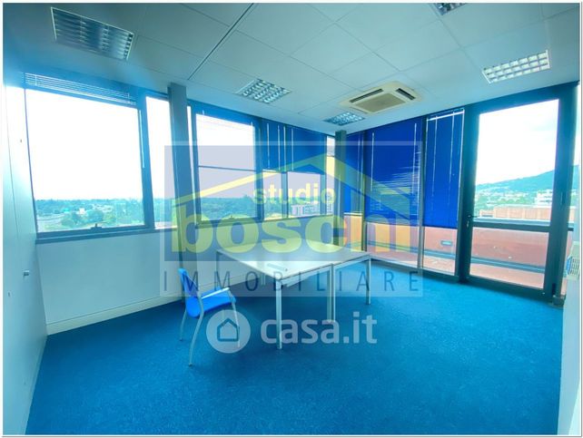 Ufficio in commerciale in 