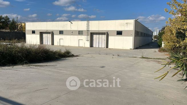 Capannone in commerciale in Via dell'Artigianato