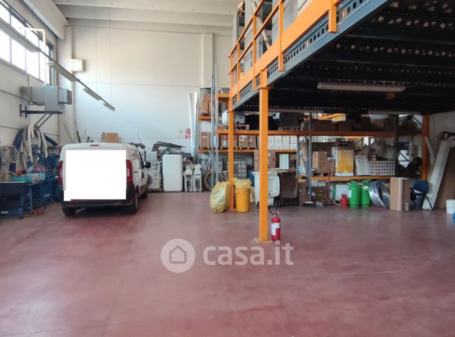 Capannone in commerciale in Via M. Corner