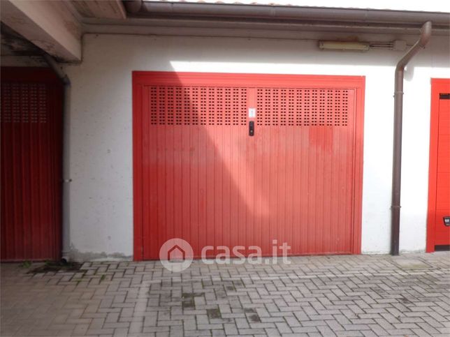 Garage/posto auto in residenziale in Piazza Enrico Mattei 4