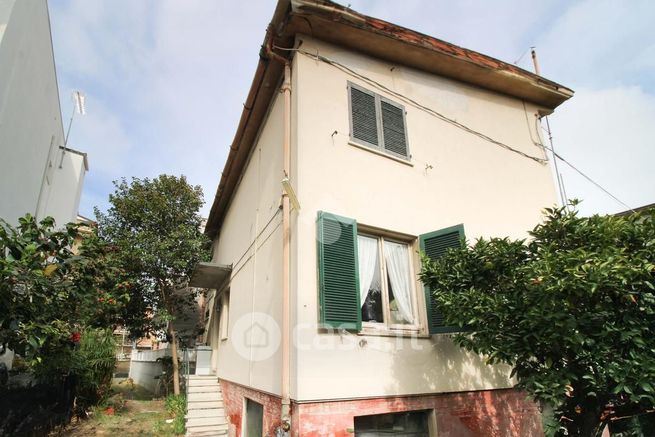 Casa bi/trifamiliare in residenziale in Via Europa 35