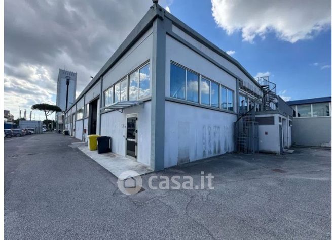 Capannone in commerciale in 