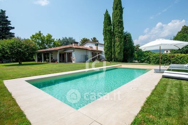 Villa in residenziale in 