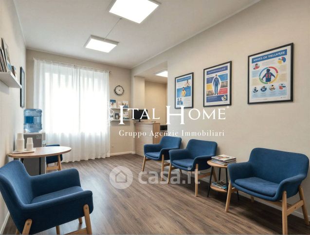 Ufficio in commerciale in Via Monte Bianco