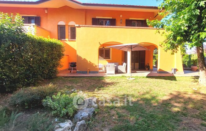 Casa bi/trifamiliare in residenziale in Via Anagnina