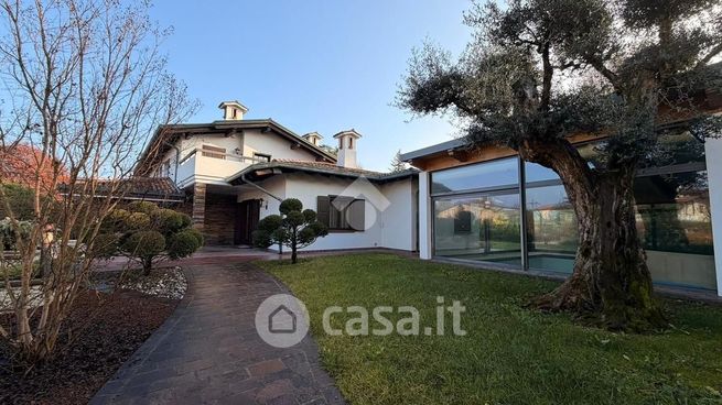 Villa in residenziale in Via Cristoforo Colombo 5