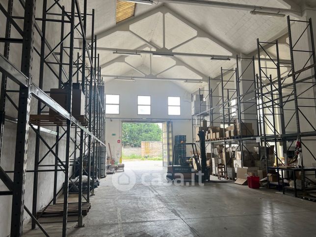 Capannone in commerciale in