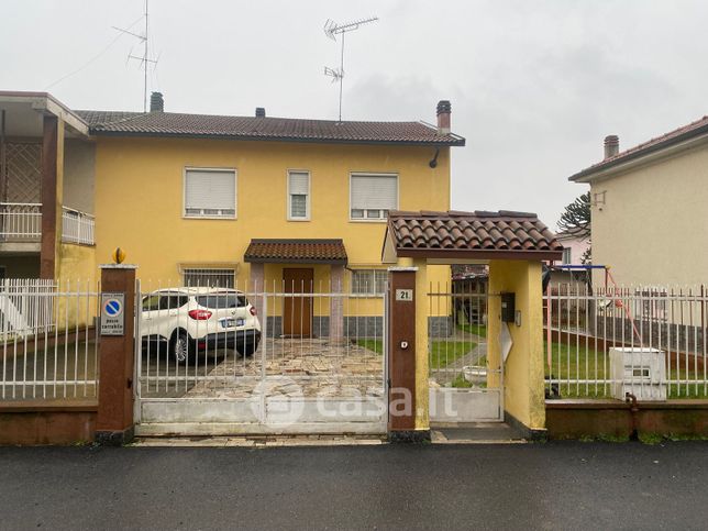 Casa indipendente in residenziale in Via Umberto Olevano