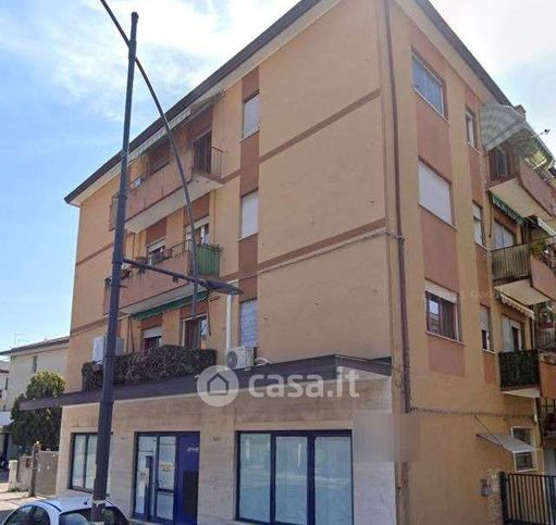 Ufficio in commerciale in Via Castellana