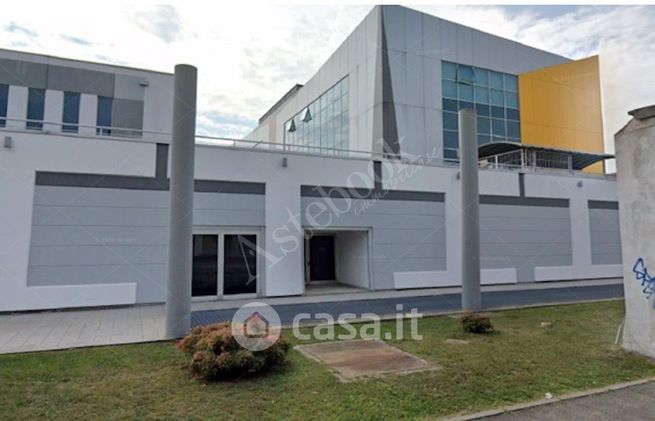 Ufficio in commerciale in Via M. Venegoni