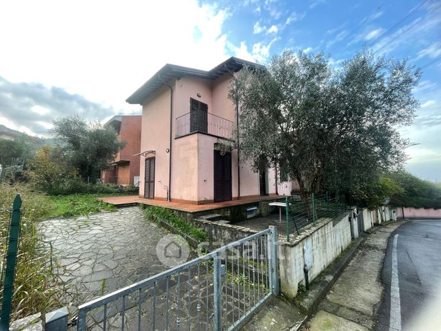 Casa bi/trifamiliare in residenziale in Via XXV Aprile Agnano 53