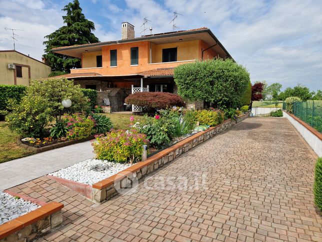 Villa in residenziale in Via Enrico Berlinguer 5
