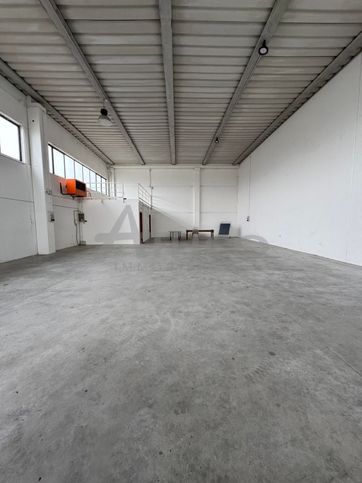 Capannone in commerciale in Via Combattenti Alleati d' Europa