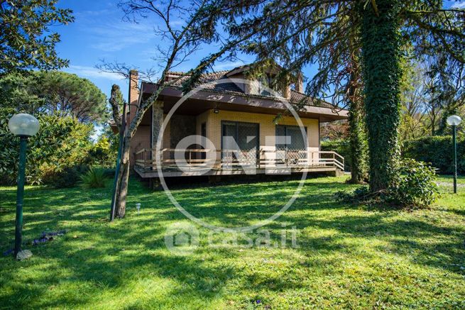 Villa in residenziale in Via delle Robinie 22