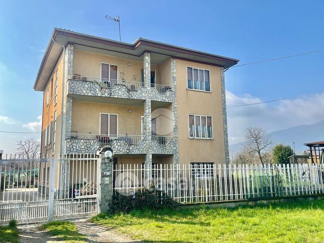 Casa bi/trifamiliare in residenziale in Via Moncenisio 199