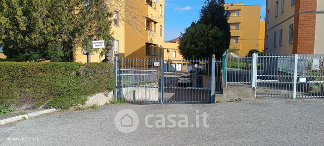 Box/posto auto in residenziale in Via L. Bettini 3
