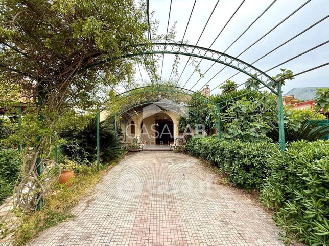 Villa in residenziale in Via Larice 35