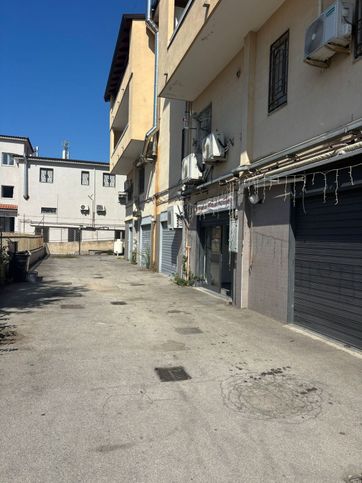 Negozio/locale commerciale in commerciale in Via Ripuaria