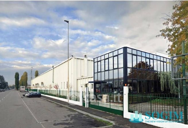 Capannone in commerciale in Via Bruno Buozzi 11