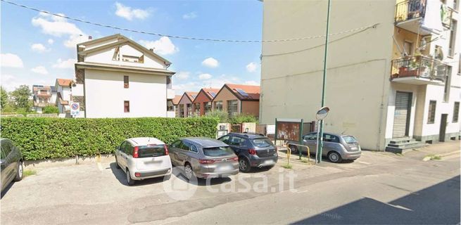 Box/posto auto in residenziale in Via per Monza 8