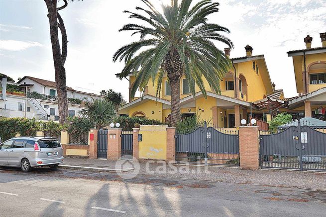 Casa bi/trifamiliare in residenziale in Viale Castellammare 88