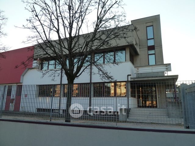 Capannone in commerciale in Viale del Commercio 14