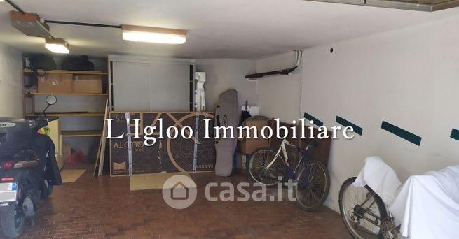 Box/posto auto in residenziale in Via Commerciale