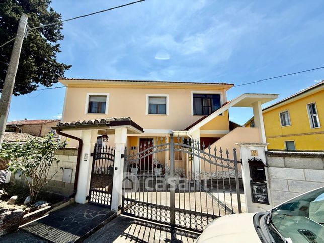 Villa in residenziale in Eleonora Duse 12