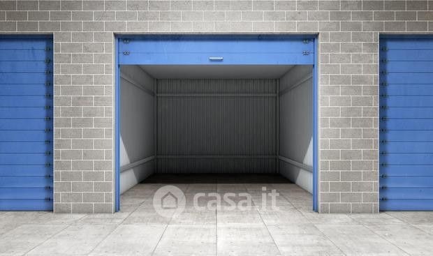 Box/posto auto in residenziale in Via Umberto Maddalena 1