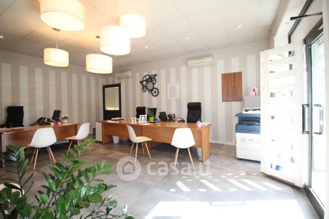 Ufficio in commerciale in 