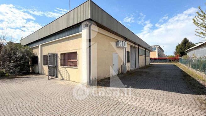 Capannone in commerciale in 