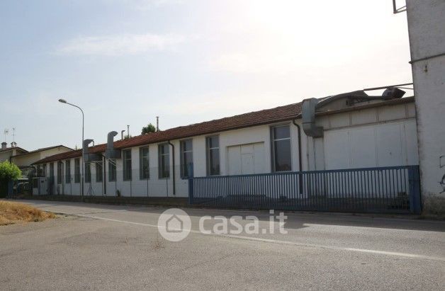 Capannone in commerciale in Via Fratelli Bandiera 30