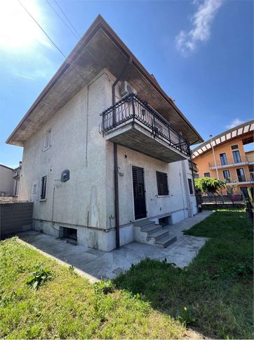 Casa bi/trifamiliare in residenziale in