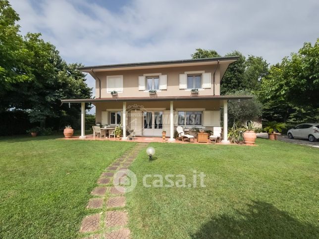 Villa in residenziale in Via Fosso Guidario 113A