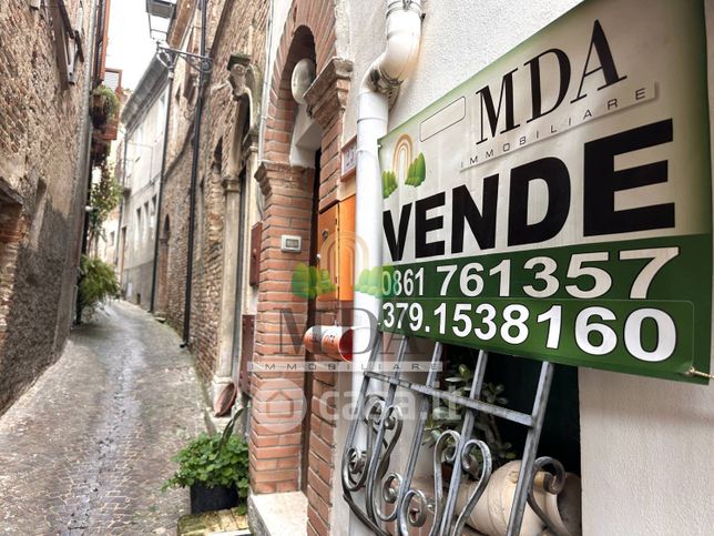 Casa indipendente in residenziale in Via IV Novembre 18-141