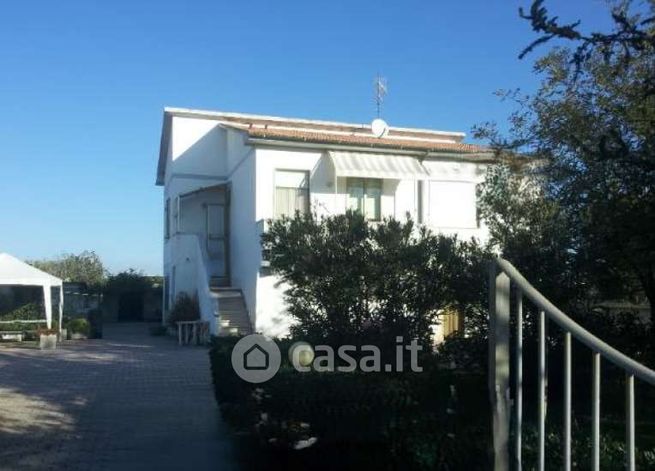 Casa indipendente in residenziale in 