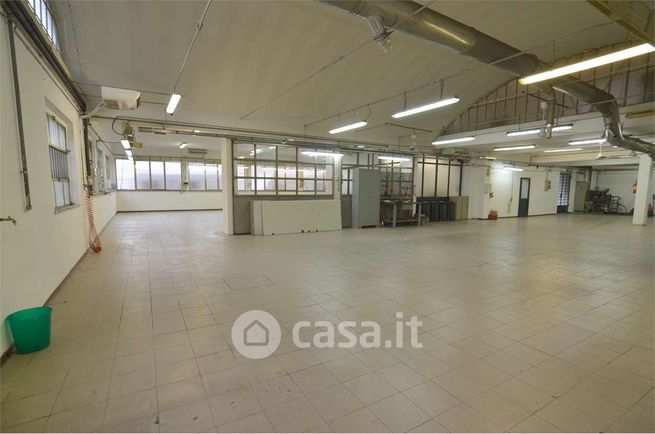 Capannone in commerciale in 