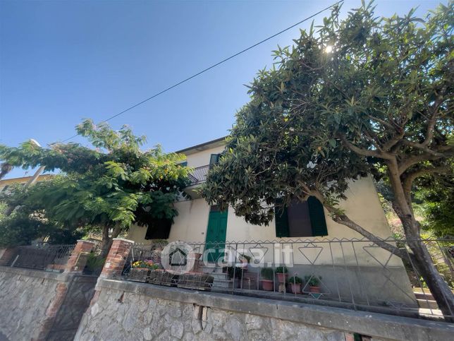 Casa indipendente in residenziale in 