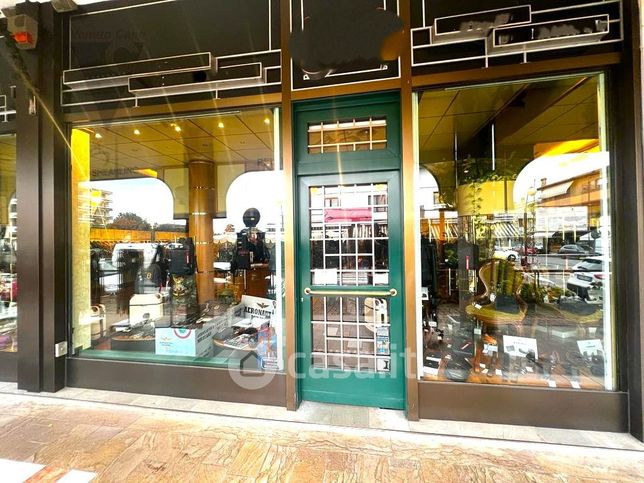 Negozio/locale commerciale in commerciale in Viale Stazione