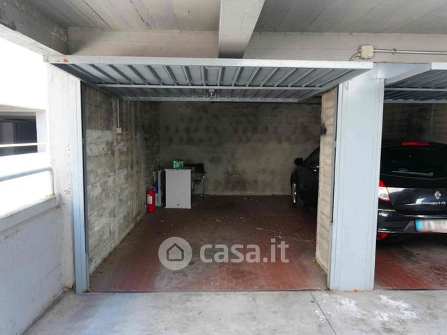 Box/posto auto in residenziale in Via Guglielmo D'Alzano 5