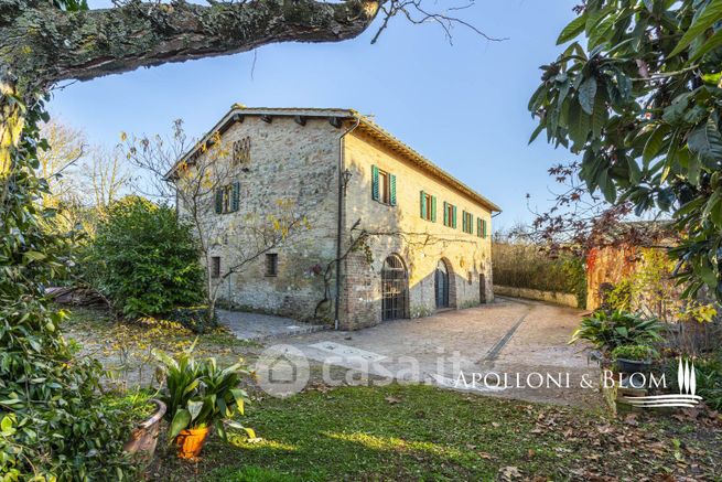 Rustico/casale in residenziale in Strada di Poggio Ai Pini 14