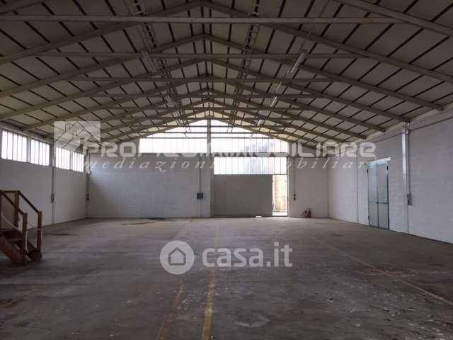 Capannone in commerciale in 