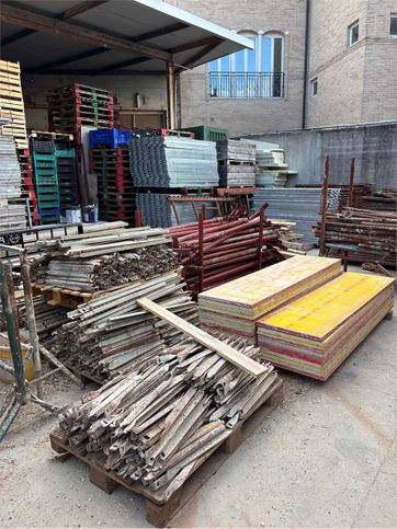Capannone in commerciale in
