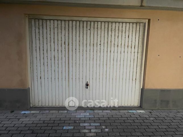 Box/posto auto in residenziale in Via Luigi Anelli